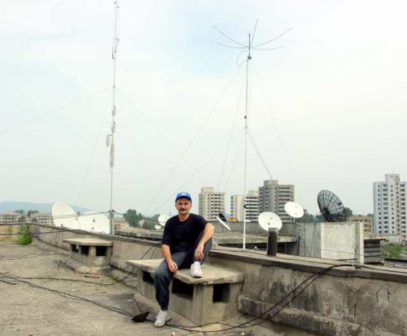The antenna of Edisher Giorgadze (4L4FN) at his amateur radio station in Pyongyang.