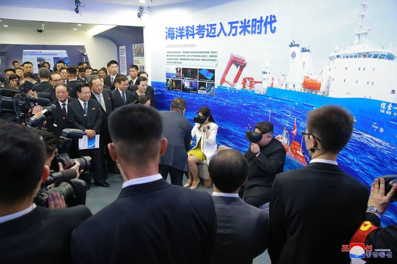 Kim Jong Un tries out virtual reality